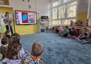 Dzieci słuchają opowiadania pt. "Od złości do radości".