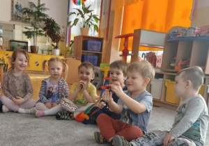 Chłopiec ożywia wybraną przez siebie pacynkę- wykonuje nią ruchy naśladujące podskoki.