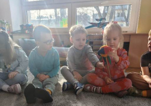 Dziewczynka ogląda wybraną przez siebie kukiełkę.