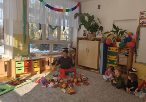 Dzieci oglądają teatrzyk przygotowany przez ciocię.