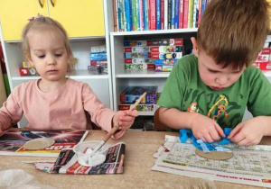 Praca twórcza- dzieci wykonują własną kukiełkę.