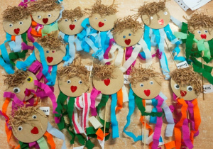 Galeria prac- kukiełek wykonanych przez dzieci.