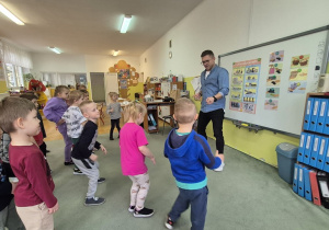 Dzieci naśladują tatę w tańcu