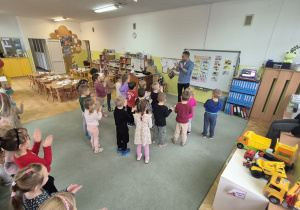 Dzieci wyklaskują rytm.