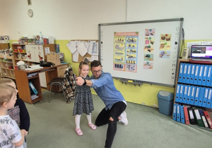 Dziewczynka pozuje do zdjęcia z tatą Huga.