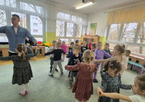 Dzieci uczą się kroków Chacha.