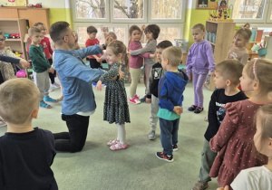 Pan Kamil pokazuje jak prawidłowo trzymać ramę.