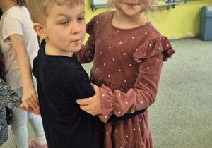 Chłopiec i dziewczynką stoją gotowi do tańca.