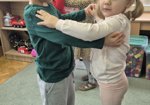 Dzieci pokazują prawidłową postawę w walcu.