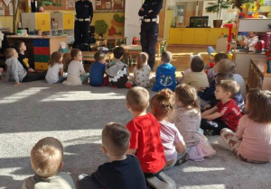 Dzieci odpowiadają na pytania policjantek.