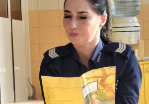 Pani policjantka czyta dzieciom bajkę o rozbrykanym łosiu.