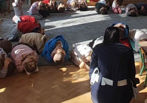 Dzieci uczą się pozycji "żółwia"- która należy przyjąć w trakcie ataku psa.