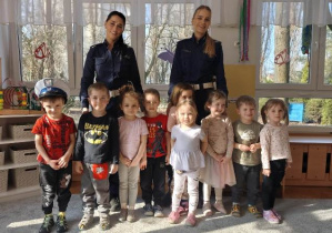 Pamiątkowe zdjęcie grupowe z policjantkami.