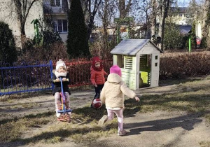 Dzieci grają w piłkę.