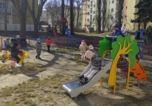 Dzieci aktywnie spędzają czas na świeżym powietrzu.