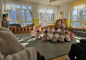 Dzieci wykonują zadanie z gumą sensoryczną.