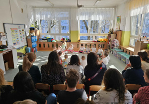 Dzieci wykonują zadanie z gumą sensoryczną.