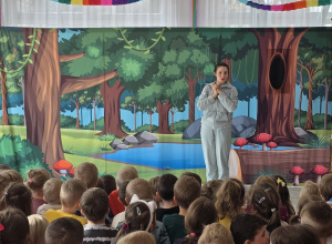 Aktorka z Agencji Artystycznej Arkadia wita się ze wszystkimi przedszkolakami.