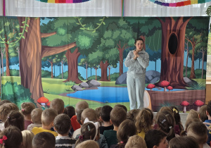 Aktorka z Agencji Artystycznej Arkadia wita się ze wszystkimi przedszkolakami.