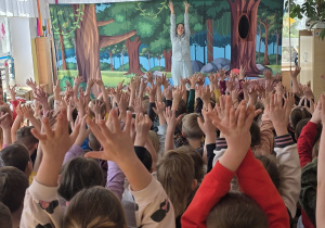 Dzieci wyciszają się przed rozpoczęciem przedstawienia.