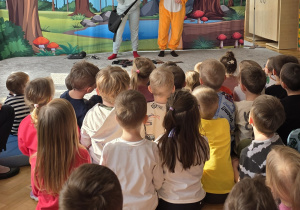 Dzieci oglądają spektakl o historii Technoludka.