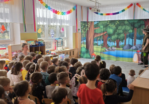 Dzieci oglądają spektakl o przygodach Technoludka.