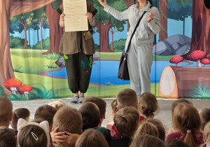 Aktorki przekazują dzieciom ważny list.