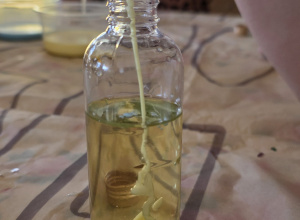 Buteleczka z dwiema cieczami - dzieci sprawdzają, czy się ze sobą połączą.