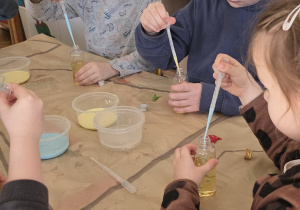 Eksperyment chemiczny - dzieci sprawdzają, czy dwie ciecze połączą się ze sobą.