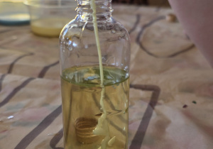 Buteleczka z dwiema cieczami - dzieci sprawdzają, czy się ze sobą połączą.