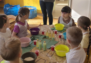 Pani Kasia tłumaczy, co należy wykonać podczas kolejnego zadania warsztatowego.