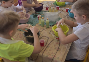 Dzieci samodzielnie przygotowują masę solną.