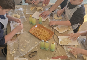 Dzieci tworzą wykopaliska ze szczątkami dinozaurów.