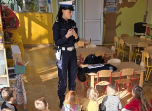 Policjantka wita się z przedszkolakami.