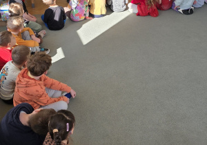 Pani Policjantka wita się z przedszkolakami.