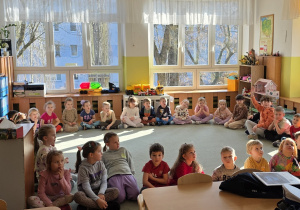 Panie Policjantki rozmawiają z dziećmi na temat bezpieczeństwa w drodze do przedszkola.