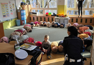 Dzieci przypominają sobie, jak obronić się przed groźnym psem lub innym dzikim zwierzęciem.