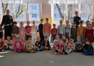 Pamiątkowe zdjęcie dzieci z funkcjonariuszkami Policji.