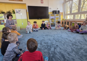 Pani z Biblioteki Pedagogicznej wita się z dziećmi i rozmawia na temat koncentracji.