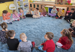 Dzieci sprawdzają, jak mocno bije ich serce.