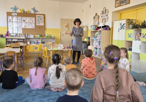 Dzieci wykonują zadanie pamięciowe - muszą zapamiętać przedmioty ułożone przed nimi na stoliku.