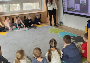 Dzieci słuchają o historii Kubusia Puchatka.