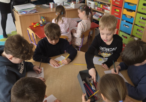 Dzieci kolorują bohaterów bajki o Kubusiu Puchatku.