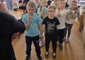 Dzieci rozpoczynają wizytę w szkole - omawiają zasady z Panią Martą, która zaopiekowała się nami podczas odwiedzin.