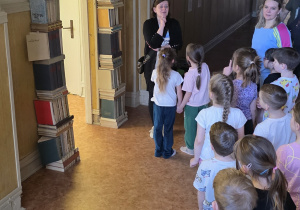 Dzieci stoją przed Komnatą Staszica - wejściem do szkolnej biblioteki.