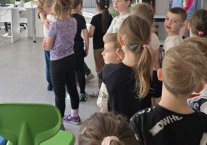 Ważki witają się z Panią bibliotekarką.