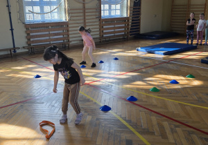 Dzieci biorą udział w zabawach sportowych.