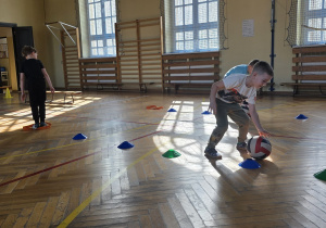 Dzieci wykonują różne zadania sportowe.