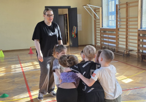 Dzieci ściskają kolegę, który zwyciężył w zabawie.
