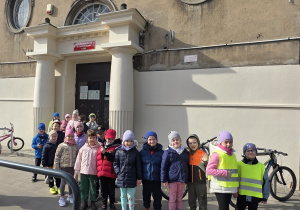 Dzieci stoją przed wejściem do Szkoły Podstawowej Nr 42.